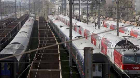 Ilustračná snímka - vlaky stoja na železničnej stanici vo Viedni.