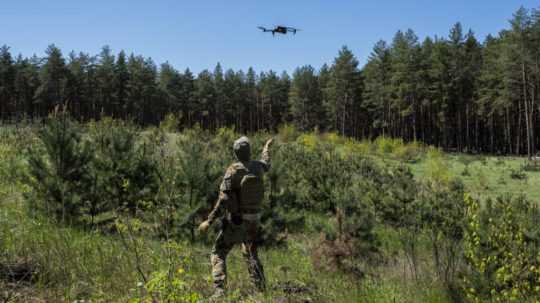 Vojak ukrajinskej pohraničnej stráže chytá dron na vojenskom cvičení.
