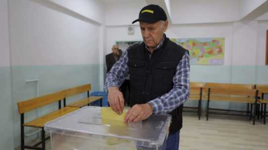Muž hlasuje vo volebnej miestnosti počas parlamemtných a prezidentských volieb v Turecku 14. mája 2023 v Ankare.