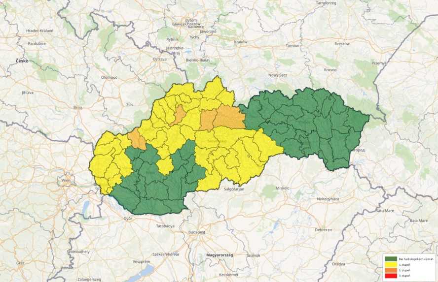 Na snímka je mapa Slovenska s vyznačenými územiami s hydrologickými výstrahami na utorok (16. 5.).
