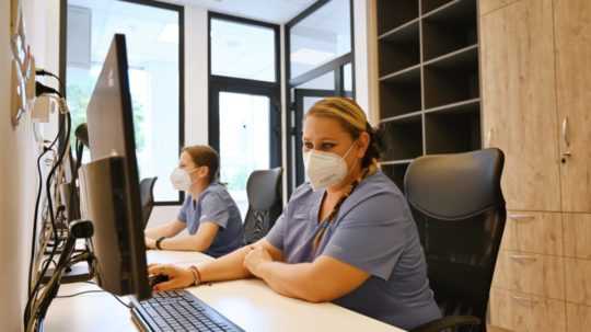 Zdravotné sestry v priestoroch zrekonštruovaného rehabilitačného centra v Nemocnici s poliklinikou v Hlohovci.