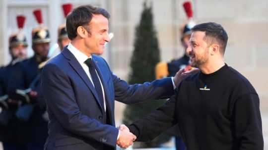 Francúzsky prezident Emmanuel Macron (vpravo) víta ukrajinského prezidenta Volodymyra Zelenského v Elyzejskom paláci v Paríži.