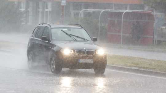 Ilustračná snímka - auto počas silného dažďa v Podunajských Biskupiciach.