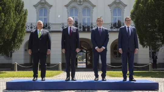 Zľava maďarský premiér Viktor Orbán, premiér ČR Petr Fiala, premiér SR Ľudovít Ódor a premiér Poľska Mateusz Morawiecki.