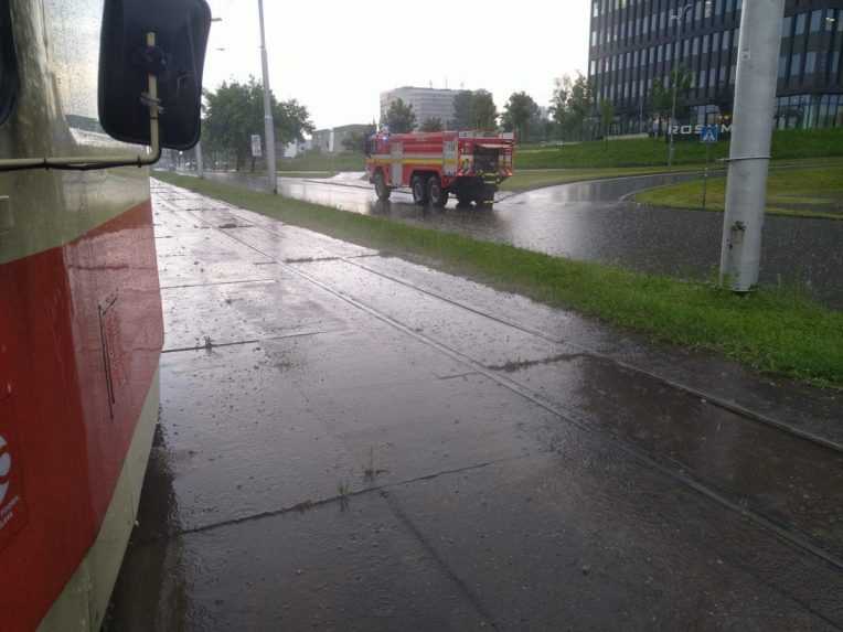 Storočná voda v Bratislave a výdatné zrážky v ďalších mestách. Zaplavené zostali ulice aj dvory rodinných domov