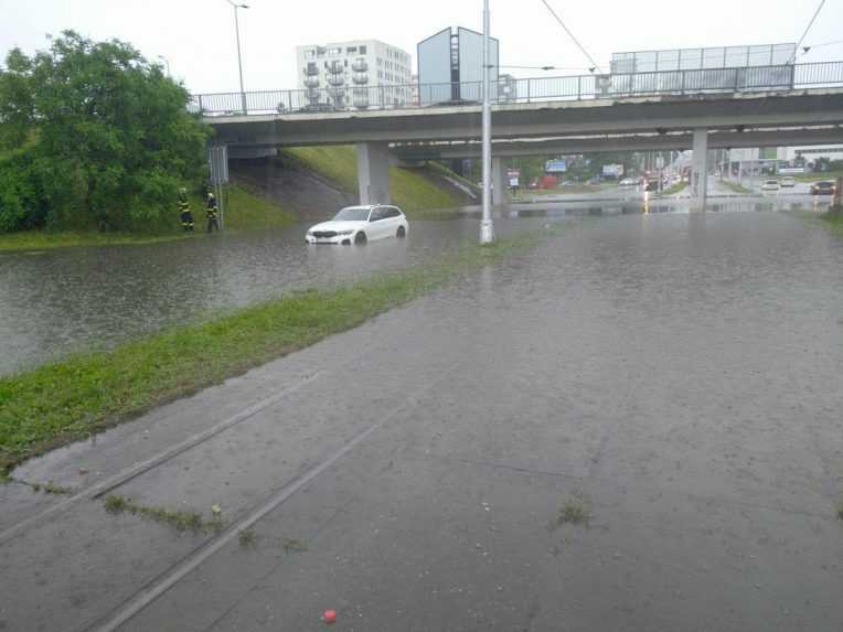 Storočná voda v Bratislave a výdatné zrážky v ďalších mestách. Zaplavené zostali ulice aj dvory rodinných domov