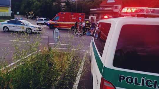 Na snímke sú policajné autá a sanitky pri dopravnej nehode v Banskej Bystrici.