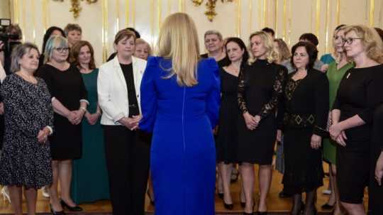 Uprostred prezidentka Zuzana Čaputová počas prijatia zdravotných sestier v Prezidentskom paláci.
