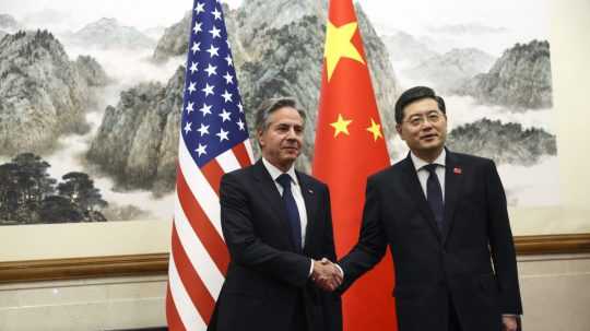 Zľava minister zahraničných USA Antony Blinken a čínsky šéf diplomacie Čchin Kang.