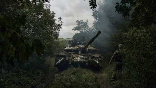 Ukrajinský tank jazdí na fronte pri meste Bachmut v Doneckej oblasti na východe Ukrajiny.