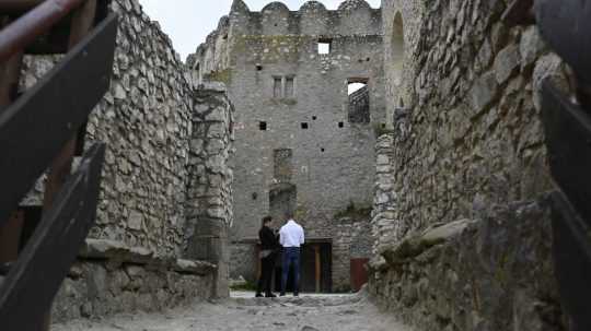 Na snímke návštevníci so smartfónmi s aplikáciou Hrady 3D počas prehliadky hradu Beckov.