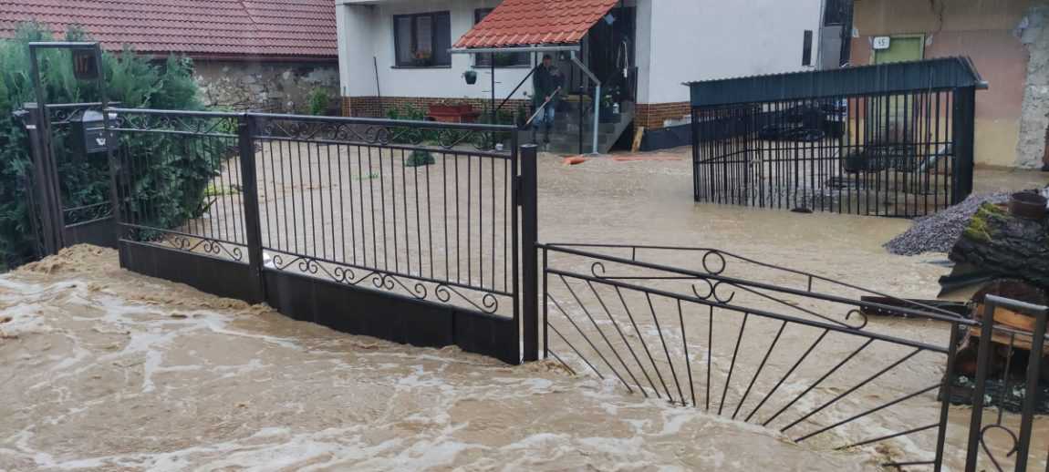 V obci Beluj platí mimoriadna situácia. Pre vybreženie potoka tam vyhlásili tretí stupeň povodňovej aktivity