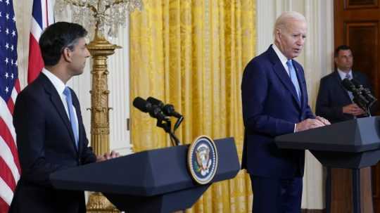 Zľava britský premiér Rishi Sunka a americký prezident Joe Biden.