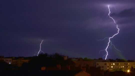 Na snímke sú blesky počas búrky v meste Trebišov.