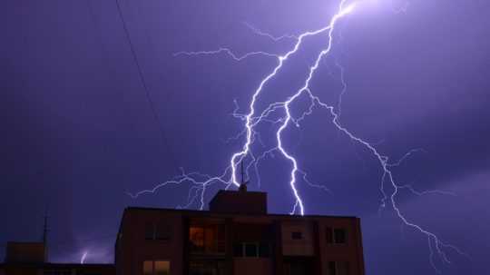 Na snímke sú blesky počas búrky nad Trebišovom.