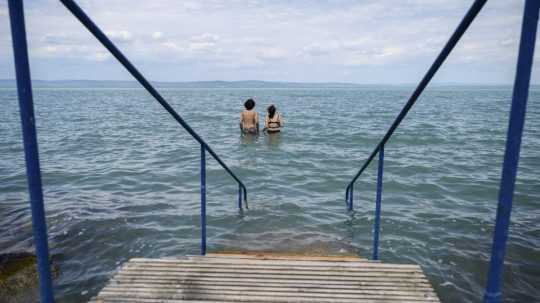 Pár stojaci v maďarskom jazere Balaton.