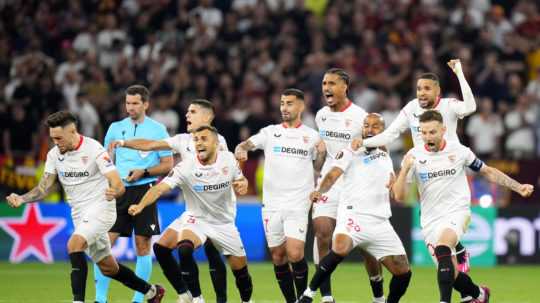 Hráči FC Sevilla sa tešia po víťazstve vo finálovom zápase Európskej ligy.