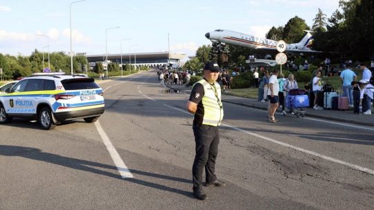 Cestujúci, ktorých evakuovali z letiska Kišiňov v Moldavsku.
