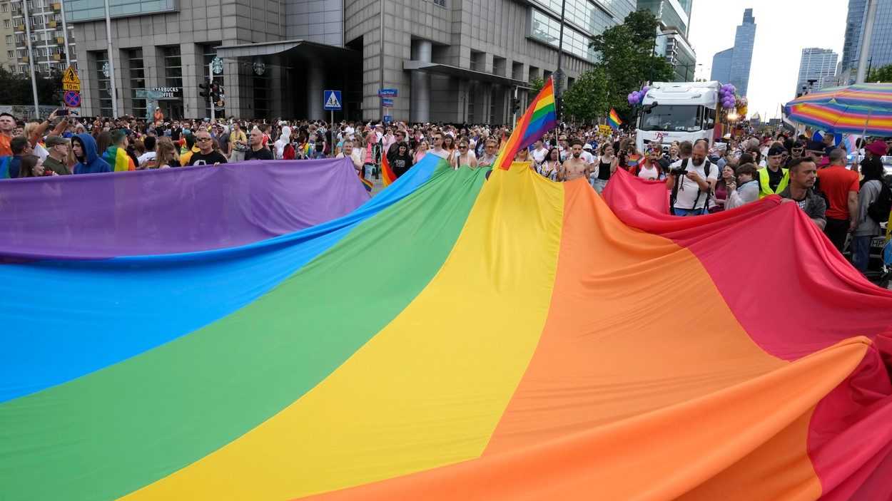 Dziesiątki tysięcy ludzi wzięło udział w marszu w Warszawie, stolicy Polski, w ramach wsparcia społeczności LGBT+ w kraju.