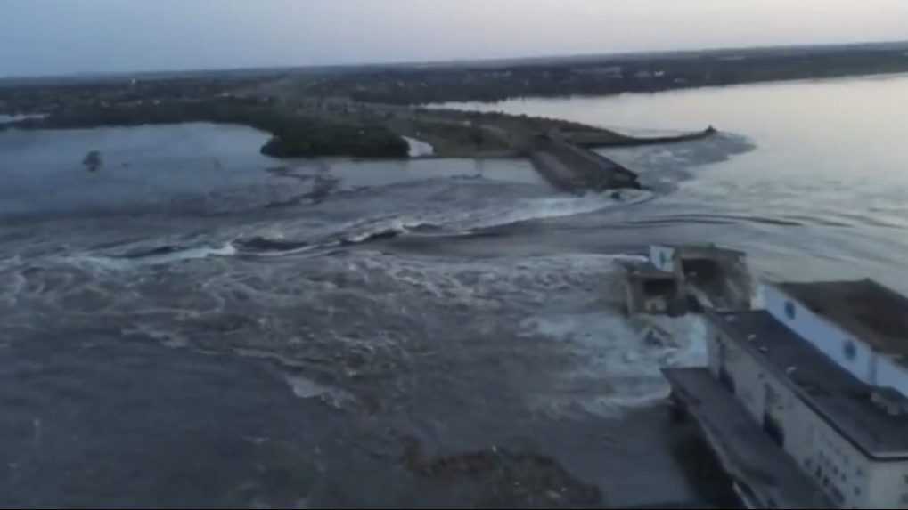 Voda po výbuchu Kachovskej priehrady zaplavila už viacero obcí. Vodná elektráreň sa podľa Kyjeva nebude dať opraviť