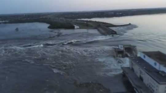 Na videosnímke voda vyteká z poškodenej priehrady Nova Kachovka.
