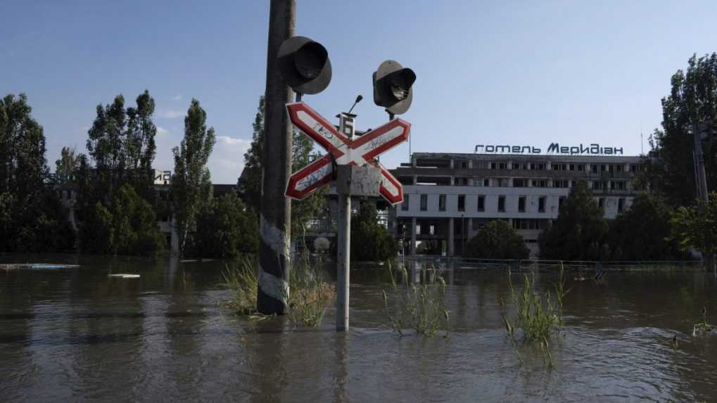 Vlakové priecestie je pod vodou po tom, ako ruský útok poškodil kachovskú priehradu.