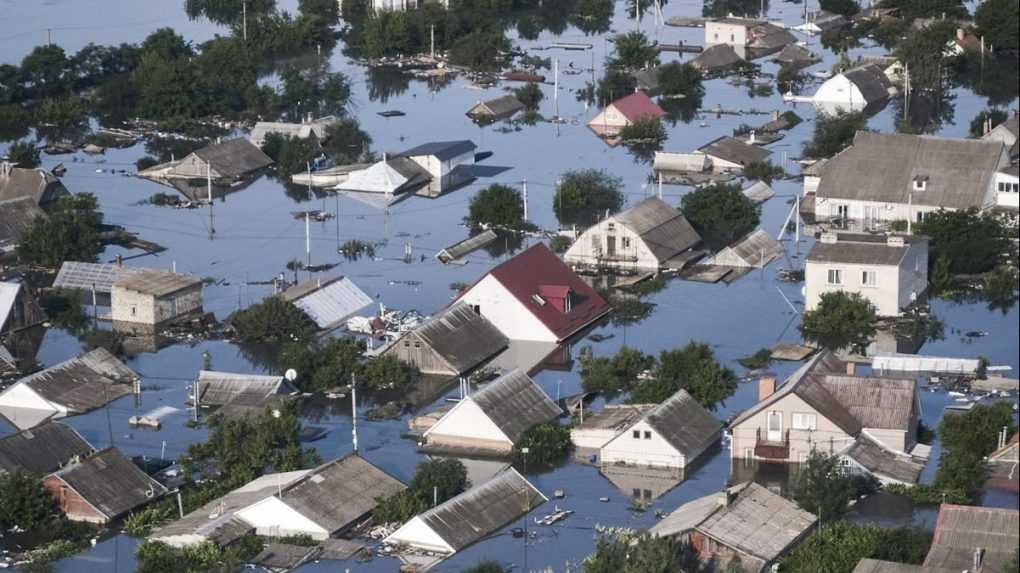 Domy v meste Cherson úplne alebo čiastočne zaplavila voda z poškodenej Kachovskej priehrady.
