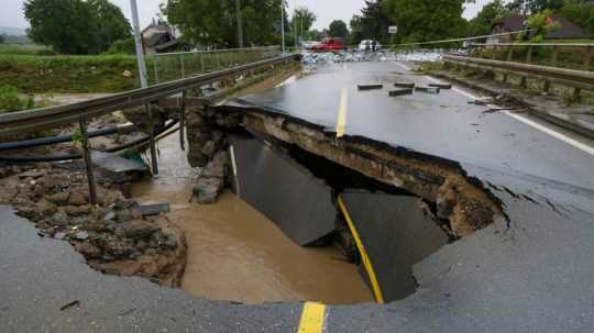 Na snímke most, ktorý poškodila povodňová voda v meste Adrani pri Kraljeve v Srbsku v piatok 16. júna 2023.