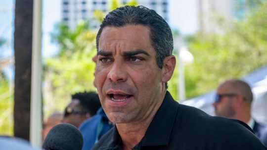 Starosta Miami Francis Suarez sa prihovára novinárom.