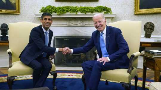Britský premiér Rishi Sunak (vľavo) a americký prezident Joe Biden.