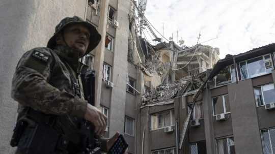 WA 6 Cherson - Ukrajinský vojak stojí pred budovou, ktorú zničil ruský raketový útok v meste Cherson na juhu Ukrajiny vo štvrtok 15. júna 2023.