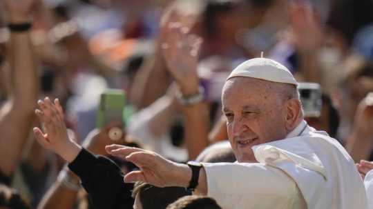 Pápež František v dave ľudí.