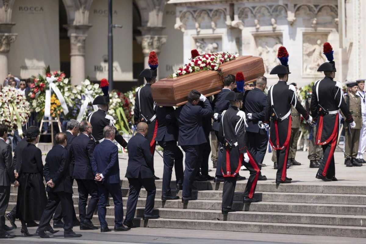 Ã„ÂŒlenovia Ã„Âestnej strÃƒÂ¡Ã…Â¾e nesÃƒÂº rakvu s telom Silvia Berlusconiho do milÃƒÂ¡nskej katedrÃƒÂ¡ly pred jeho pohrebom.