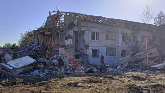Bytový dom v Dnipre, ktorý zasiahla ruská raketa.