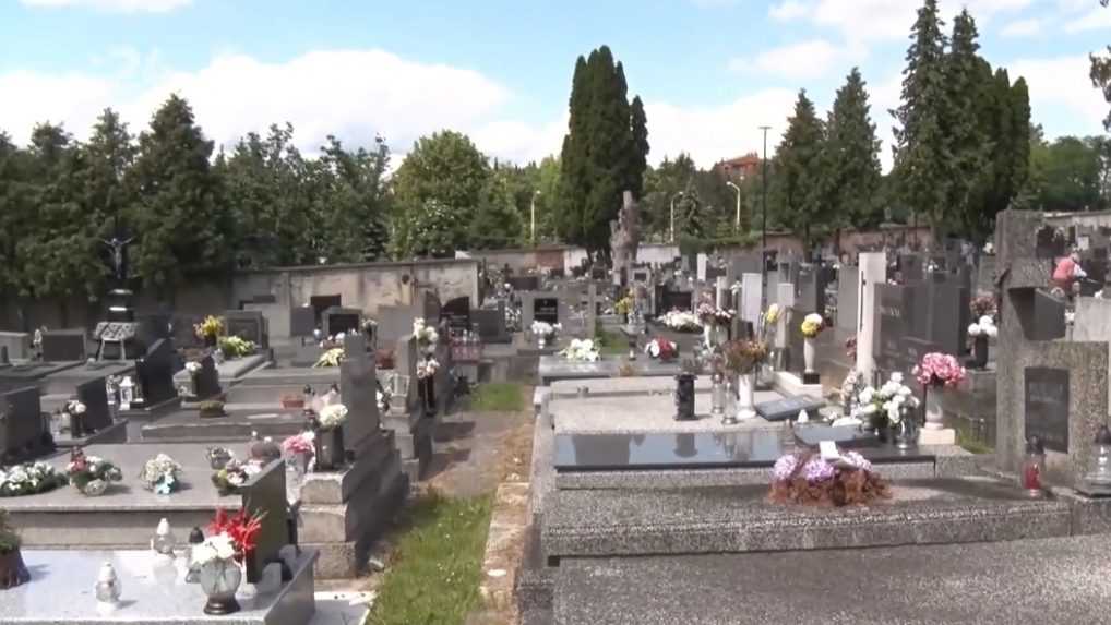Za nájom hrobových miest v Prešove platia viac. Podľa kontrolóra mestská firma porušuje zákon