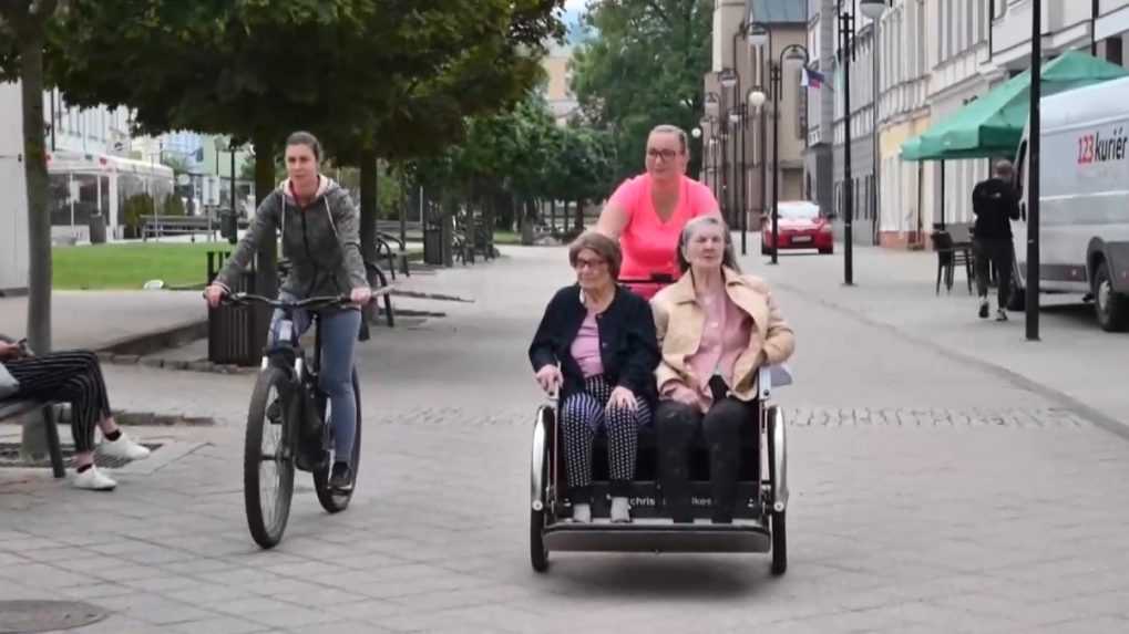 Seniorov v Dolnom Kubíne vozí „cyklorikša“. Pomáha im dostať sa na miesta, kam už po vlastných nevládzu