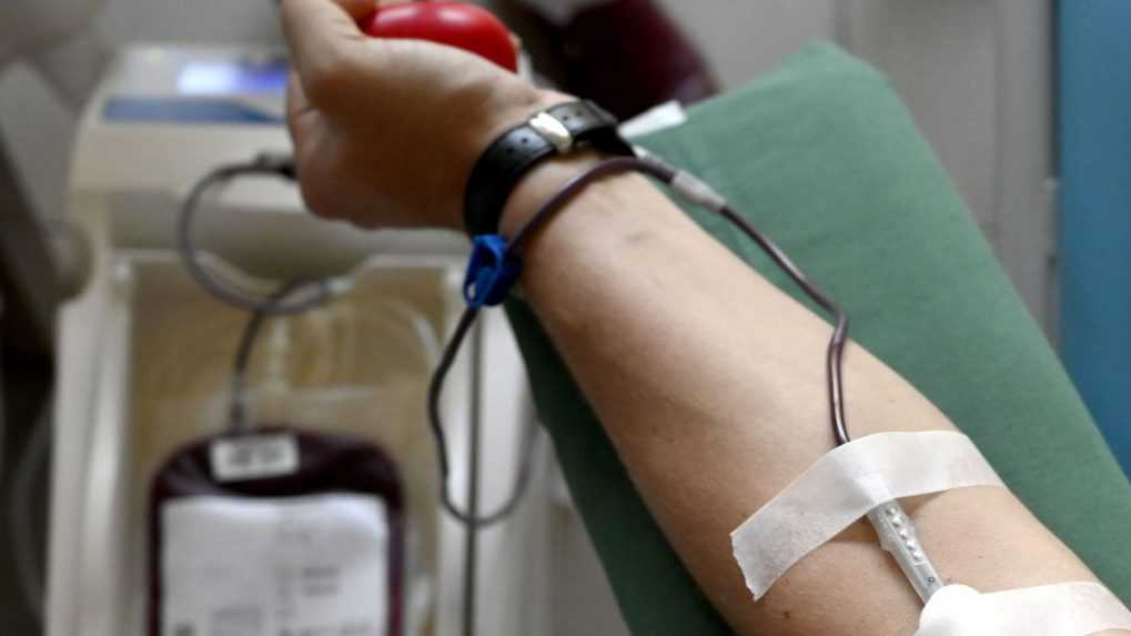 Zásob niektorých krvných skupín je málo. Národná transfúzna služba prosí ľudí, aby prišli darovať krv
