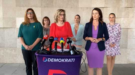 Na snímke sú členky strany Demokrati, zľava podpredsedníčka Andrea Cochcerová, poslankyňa Anna Mierna a volebná líderka Andrea Letanovská.