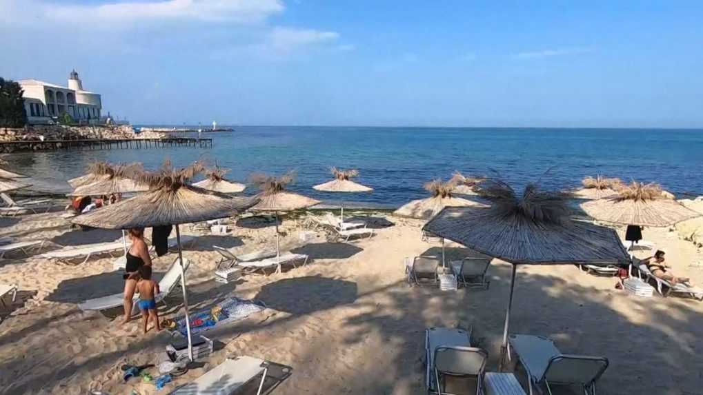 Česká turistka skolabovala a zomrela v Grécku na pláži. Na príchod sanitky mala čakať 51 minút
