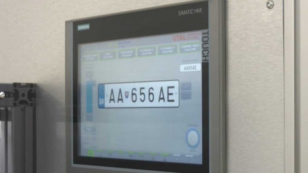 Vodiči sa sťažujú, že parkovacie senzory v obchodných domoch nedokážu rozpoznať nový typ písma na EČV