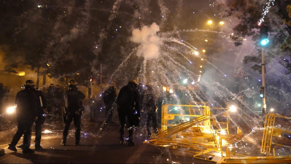 Francúzsko zažilo ďalšiu noc plnú chaosu a výtržníctva: Ľudia podpaľovali autá, rabovali obchody