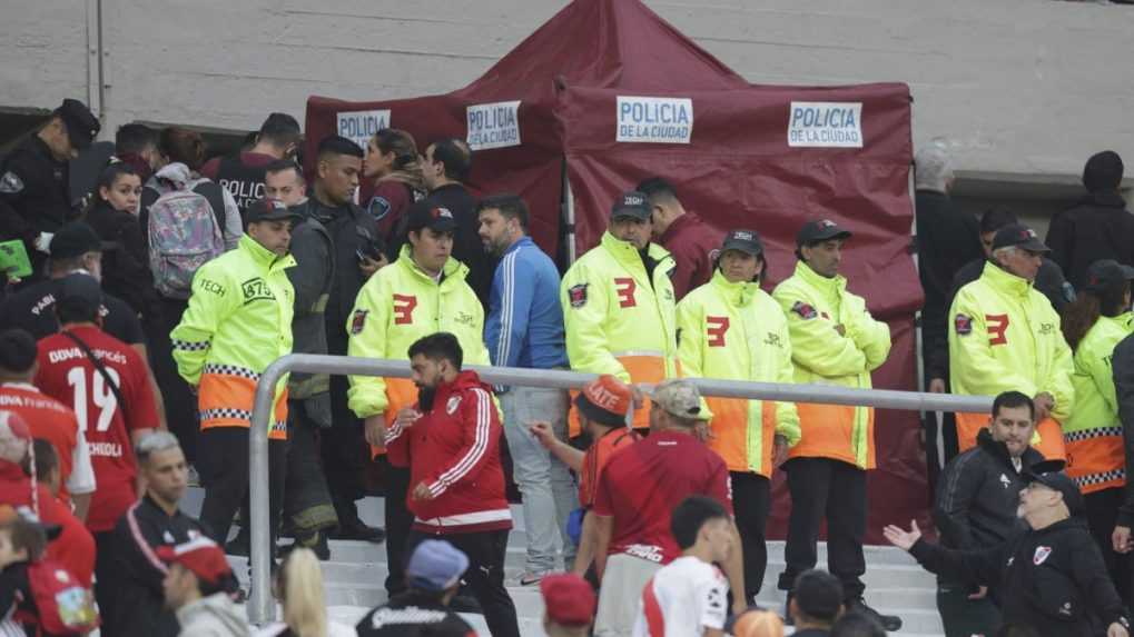 Tragédia na futbalovom zápase: Fanúšik spadol z tribúny, na mieste bol mŕtvy