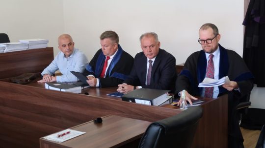 Druhý sprava exprezident Andrej Kiska a vľavo konateľ spoločnosti KTAG Eduard Kučkovský počas súdneho pojednávania.