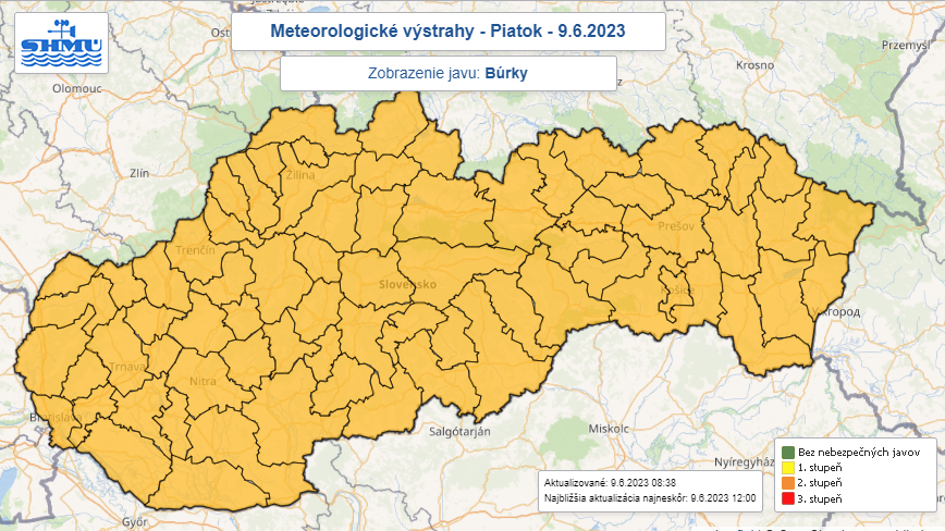 Na celom Slovensku platí výstraha druhého stupňa pred búrkami.