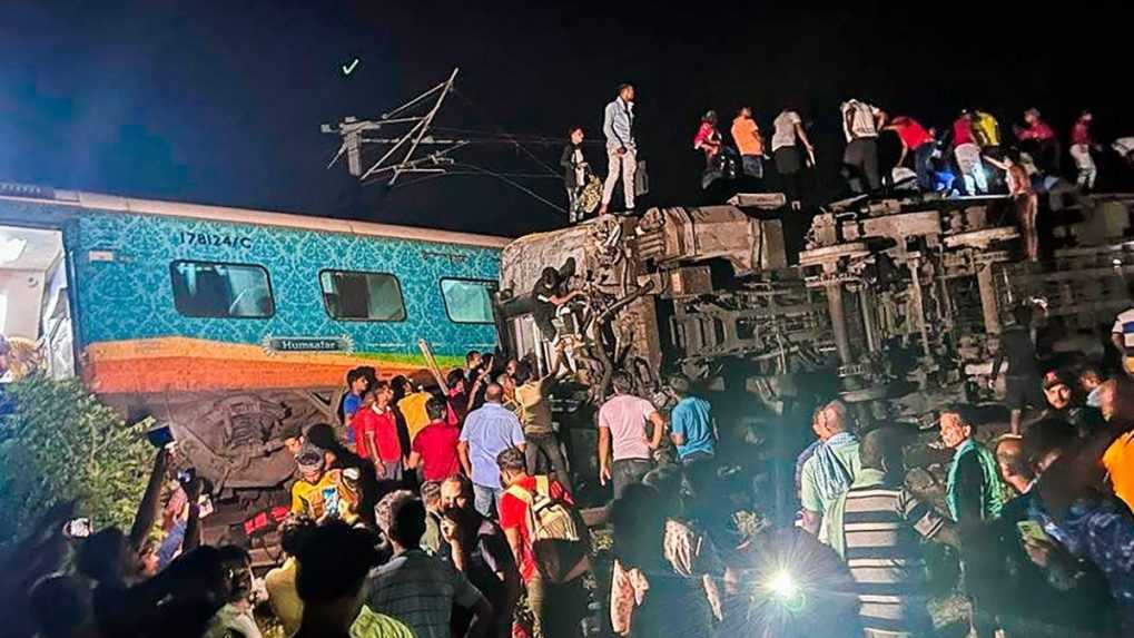 Zrážka vlakov v Indii si vyžiadala najmenej 50 mŕtvych a 300 zranených