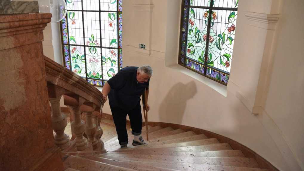 Na snímke exšéf SNS a bývalý primátor Žiliny Ján Slota ide s ťažkosťami po schodoch