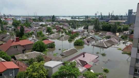 Na snímke zaplavená obec , vidno iba strechy domov.