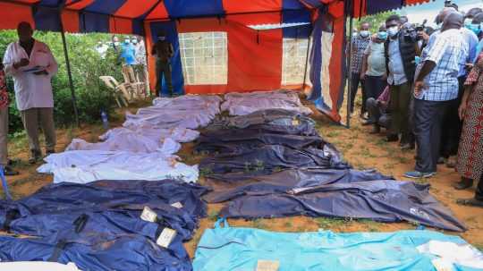 Vykopané telá mŕtvych Keňanov.