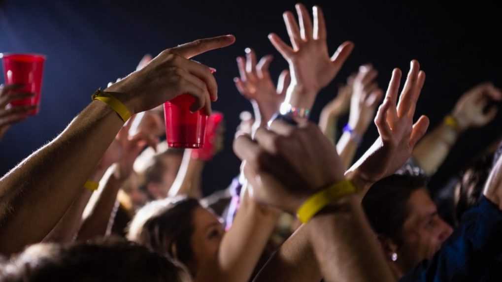 Britské festivaly sa prispôsobujú mladším ľuďom. Generácia Z toľko nepije