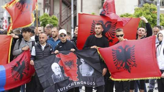 Etnickí Albánci sa zúčastňujú protestov.